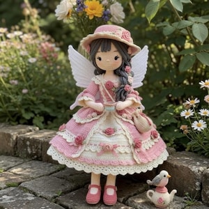 Puede incluir: Muñeca de ganchillo hecha a mano con un vestido, sombrero y alas rosas y blancos, sosteniendo un pequeño bolso y una taza de té. Una tetera de pájaro a juego está al lado. La muñeca está decorada con rosas, sobre un fondo de flores y vegetación.