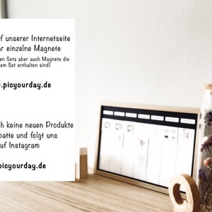 May include: A white card with black text on a wooden surface. The text reads "Exklisiv auf unserer Internetseite findet ihr einzelne Magnete (Magnete aus den Sets aber auch Magnete die in keinem Set enthalten sind) www.picyourday.de Verpasst auch keine neuen Produkte und Rabatte und folgt uns auf Instagram @picyourday.de". There is a cork jar with dried flowers and a wooden frame with a white board inside.