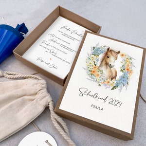 Geschenkschachtel PONY zum Schulanfang | Schulkind 2025 | Geldgeschenk zur Einschulung |personalisiert mit Namen, Baumwollsäck. + Anhänger