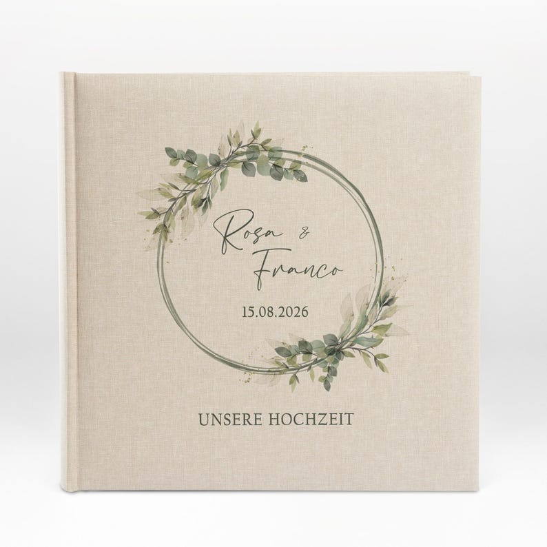 Puede incluir: Un &aacute;lbum de boda de lino beige con una corona de acuarela verde y el texto "Rosa & Franco 15.08.2026 UNSERE HOCHZEIT".