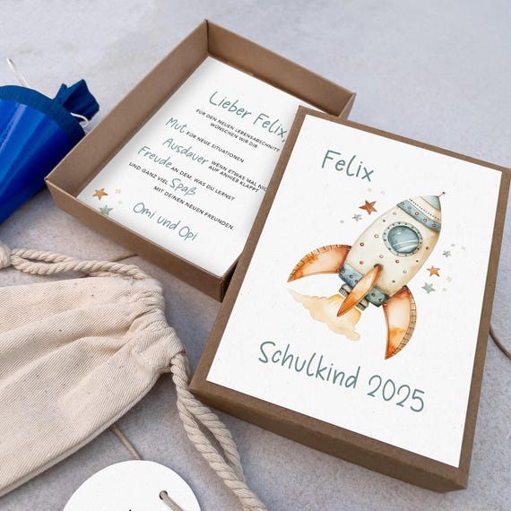 Geschenkschachtel zum Schulanfang | Schulkind 2026 | Geldgeschenk Einschulung | personalisiert mit Namen, Baumwollsäck. + Anhänger, Rakete