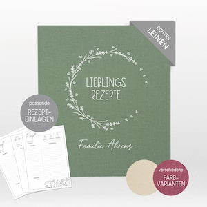 Könnte beinhalten: Ein salbeigrünes Rezeptbuch mit den Worten "LIEBLINGS REZEPTE" in weißer Schrift, umgeben von einem floralen Kranz. Das Buch trägt darunter den Text "Familie Ahreng". Enthält Rezeptideen und Farbvarianten.