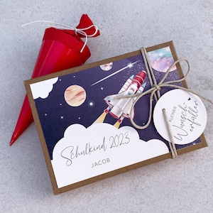 Geschenkschachtel RAKETE zum Schulanfang | Schulkind 2025 | Geldgeschenk Einschulung | personalisiert mit Namen, Baumwollsäckchen + Anhänger