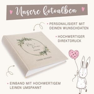 Puede incluir: Un &aacute;lbum de fotos beige con una corona de hojas verdes y el texto "Rosa & Franco 15.08.2026 UNSERE HOCHZEIT". El &aacute;lbum tiene una cubierta de lino y se personaliza con los datos que desees. Se imprime con impresi&oacute;n directa de alta calidad.
