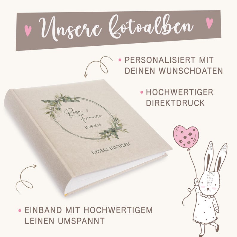 Puede incluir: Un &aacute;lbum de fotos beige con una corona de hojas verdes y el texto "Rosa & Franco 15.08.2026 UNSERE HOCHZEIT". El &aacute;lbum tiene una cubierta de lino y se personaliza con los datos que desees. Se imprime con impresi&oacute;n directa de alta calidad.
