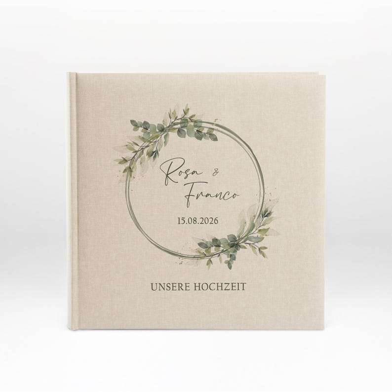 Puede incluir: Un &aacute;lbum de boda de lino beige con una corona de acuarela verde y el texto "Rosa & Franco 15.08.2026 UNSERE HOCHZEIT".