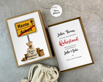 Könnte beinhalten: Eine Karte mit einem roten und gelben Straßenschild, auf dem "Rente" (Rente) und "Arbeit" (Arbeit) mit einem nach oben zeigenden Pfeil stehen. Das Schild ist an einem Pfahl befestigt, an dem ein Geldbeutel hängt. Der Geldbeutel trägt die Aufschrift "Wenn's mal knapp wird" (wenn es knapp wird). Die Karte liegt neben einer zweiten Karte mit dem Text "Lieber Thomas, zu deinem wohlverdienten Ruhestand wünschen wir dir alles erdenklich Liebe & Gute. Deine Schicht Kollegen" (Lieber Thomas, zu deinem wohlverdienten Ruhestand wünschen wir dir alles erdenklich Liebe & Gute. Deine Schicht Kollegen).