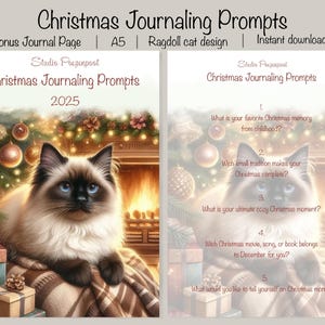 Op de afbeelding: Digitale download met twee pagina's met "Christmas Journaling Prompts". Het ontwerp bevat een Ragdoll kat illustratie, kerstversieringen en de tekst "Christmas Journaling Prompts 2025". De journaling prompts worden op de rechter pagina weergegeven.
