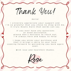 Może przedstawiać: Kwadratowa kartka z podziękowaniami o kremowym tle i czerwonej ozdobnej ramce w kształcie serc. Tekst brzmi: Thank You! Hello! I sincerely appreciate your support and I'm so grateful that you chose to shop with me. Z miłością, Rose.