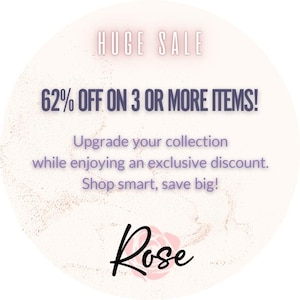 Może przedstawiać: Okrągła grafika z jasnor&oacute;żowym tłem i subtelną teksturą r&oacute;żowego złota. Tekst brzmi: HUGE SALE, 62% OFF ON 3 OR MORE ITEMS! Upgrade your collection while enjoying an exclusive discount. Shop smart, save big! Słowo Rose znajduje się na dole.