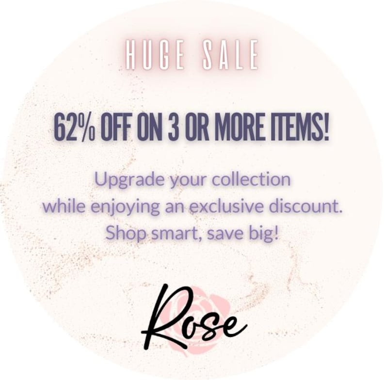 Może przedstawiać: Okrągła grafika z jasnor&oacute;żowym tłem i subtelną teksturą r&oacute;żowego złota. Tekst brzmi: HUGE SALE, 62% OFF ON 3 OR MORE ITEMS! Upgrade your collection while enjoying an exclusive discount. Shop smart, save big! Słowo Rose znajduje się na dole.