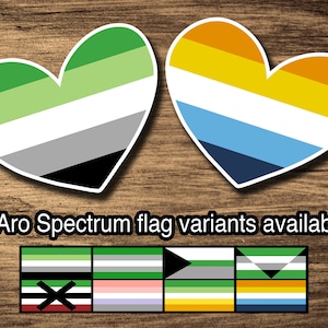 Puede incluir: Dos pegatinas en forma de corazón con diferentes variaciones de la bandera del espectro aro. El texto "8 variantes de la bandera del espectro aro disponibles" está debajo de las pegatinas. Una cuadrícula de ocho variantes diferentes de la bandera del espectro aro está debajo del texto.