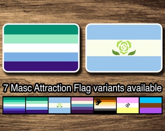Puede incluir: Dos versiones de la bandera de atracción masculina. La primera bandera tiene cinco franjas horizontales: turquesa, verde claro, blanco, azul claro y morado oscuro. La segunda bandera tiene cuatro franjas horizontales: azul claro, blanco, verde claro y azul claro. La segunda bandera también tiene una rosa verde con dos hojas verdes en el centro. El texto "7 variantes de bandera de atracción masculina disponibles" está debajo de las banderas. Una fila de siete variantes diferentes de bandera de atracción masculina está debajo del texto.