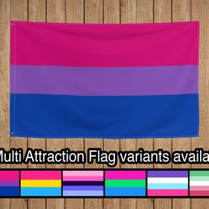 Puede incluir: Una bandera del orgullo bi con rayas horizontales de color rosa, morado y azul. La bandera está colgada en una pared de madera. Debajo de la bandera aparece el texto 6 Multi Attraction Flag variants available. Debajo del texto hay una fila de seis banderas del orgullo diferentes.