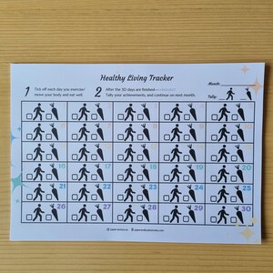 Puede incluir: Un rastreador de vida saludable imprimible con una ilustración en blanco y negro de una persona caminando con una zanahoria. El rastreador tiene 30 casillas para marcar cada día durante un mes. El texto en el rastreador dice "Healthy Living Tracker" y "Después de los 30 días, ¡celebra! Cuenta tus logros y continúa el próximo mes."