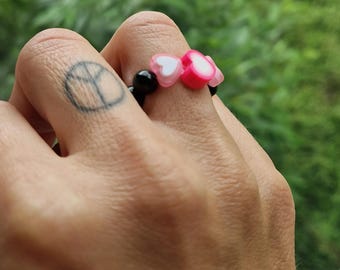 Turmalin Herzring, Selflove Ring mit Schutzstein, Elastischer Ring mit Herzperlen, Spiritueller Schmuck, Handmade, Geschenk für Frauen Girls