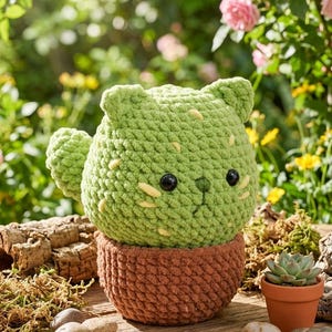 Puede incluir: Una taza de cerámica blanca con un asa negra y el texto "But First, Coffee" en negrita negra. La taza se encuentra sobre un fondo borroso, sugiriendo un ambiente acogedor.