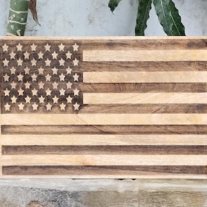 Handcrafted Wooden American Flag Wall Art – Rustic Patriotic Home Decor – Farmhouse Style Hanging Sign – Gift for Veterans