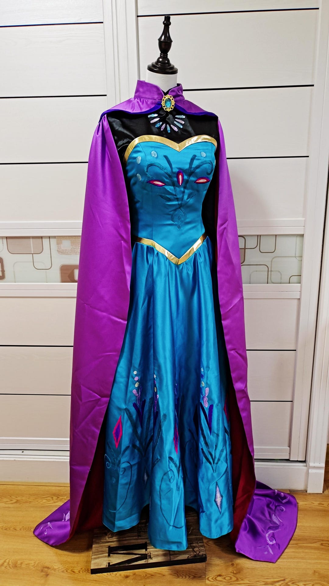 エルサの戴冠式ドレス刺繍コスプレ衣装 - Etsy 日本