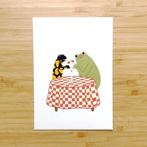Frosch und Salamander genießen ihr Getränk – Süße Grußkarte mit handgefertigter Illustration – Lustige Postkarte für Freunde und Familie