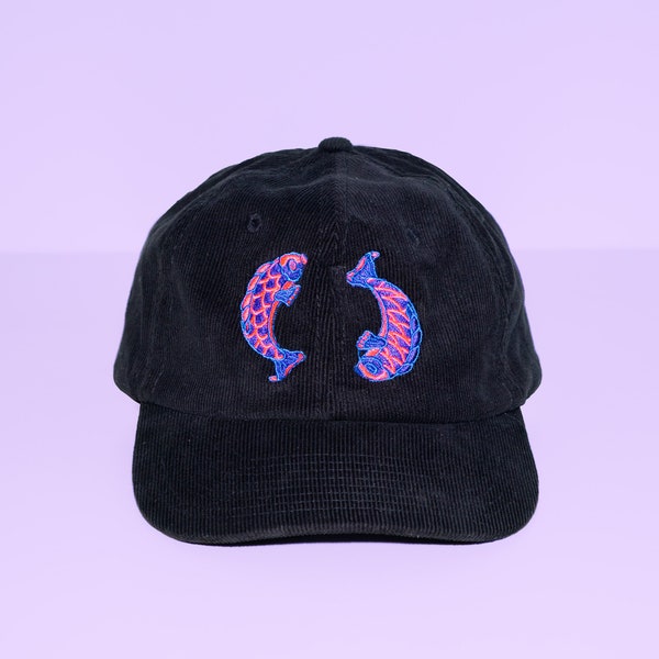 Schwarze Cord Cap mit bunter Stickerei – Bestickte Mütze mit Koi Nobori Fischen