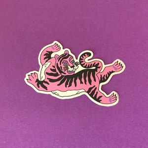 Rosa Tiger Sticker mit spiegelnder Vinyl Optik und Glitzereffekt image 2