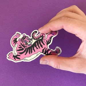 Rosa Tiger Sticker mit spiegelnder Vinyl Optik und Glitzereffekt image 1