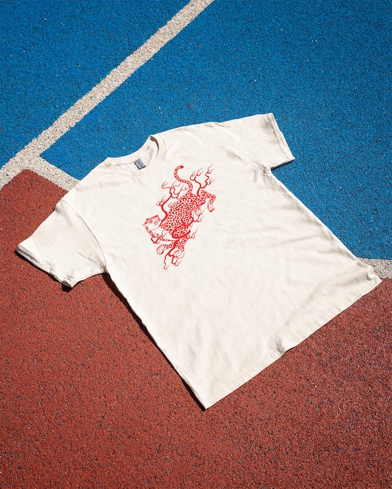 Unisex Siebdruck T-Shirt mit japanischer Illustration und Leopard – Einzigartiges Shirt mit Tier Motiv– Japan Shirt für Frühling und Sommer
