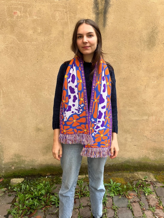 Dackel Schal – Ausgefallenes Accessoire für Herbst und Winter – Strickschal mit floralem Muster – Einzigartiges Weihnachtsgeschenk