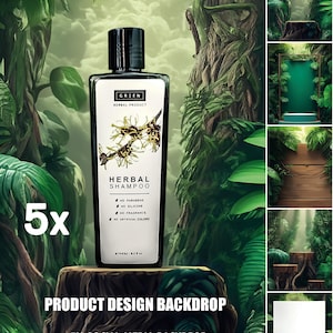 Op de afbeelding: Een groene en zwarte fles met kruidenshampoo met de tekst "GREEN HERBAL PRODUCT" en "HERBAL SHAMPOO" op het etiket. De fles staat op een boomstronk in een weelderige groene jungle-omgeving. De tekst op het etiket luidt ook "NO PARABENS, NO SILICONE, NO FRAGRANCE, NO ARTIFICIAL COLORS".