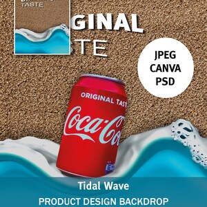 Op de afbeelding: Een rode blik Coca-Cola met de tekst "Original Taste" erop, gedeeltelijk ondergedompeld in een blauwe golf met wit schuim op een zandstrand achtergrond. De tekst "Tidal Wave Product Design Backdrop" staat onder de blik. De tekst "Social Media Backdrop Display for Advertising" staat onder de vorige tekst. De tekst "JPEG Canva PSD" staat in een witte cirkel aan de rechterkant van de afbeelding.