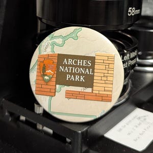 Épingle ou aimant de 2,25 po. du parc national des Arches - Fait à la main avec une carte officielle - Finition brillante - Fabriqué à Atlanta