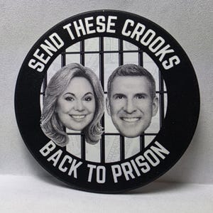 Könnte beinhalten: Ein schwarzer runder Knopf mit dem weißen Text "SEND THESE CROOKS BACK TO PRISON". Der Knopf zeigt zwei lächelnde Gesichter hinter Gefängnisgittern.