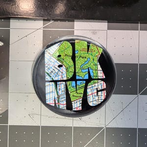Botón o imán con mapa de Nueva York: hecho a mano con mapas vintage auténticos de Nueva York y collage de texto en negro.