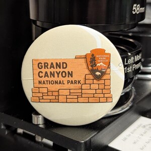 Épingle ou aimant de 2,25 po., Parc national du Grand Canyon - Fait main avec une carte officielle - Finition brillante - Fabriqué à Atlanta