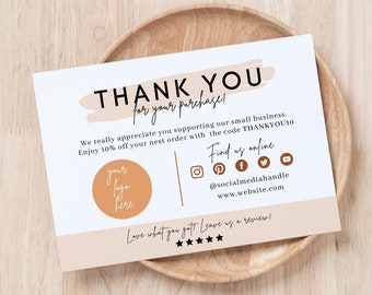 Op de afbeelding: Een bedankkaart met een bruin en wit kleurenschema. De kaart zegt "Bedankt voor uw aankoop!" en bevat een ruimte voor een logo. De kaart bevat ook sociale media-iconen en een website-adres. De tekst "Vind je wat je hebt gekregen leuk? Laat ons een recensie achter!" staat onderaan de kaart.