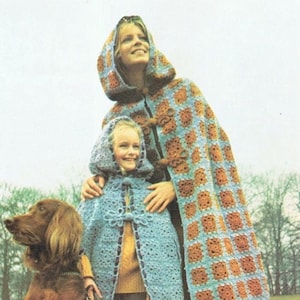 Puede incluir: Dos personas con capas con capucha de ganchillo azul y marrón con un perro marrón de pie delante de ellas. Las capas tienen un patrón cuadrado.