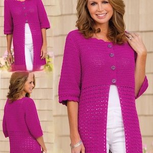 Może przedstawiać: Magenta sweter z szydełka z trzema guzikami i rękawami do trzech czwartych. Otwarty przód ma falisty brzeg na dole i na rękawach. Kardigan jest noszony na białych spodniach.