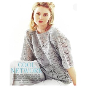 Può includere: Un top di crochet grigio con un motivo traforato. Il testo "COOL NETWORK" è stampato sotto l'immagine. Strisce alternate di rete di crochet a filetto e motivi floreali sono unite in strisce verticali per formare un top a righe di base. Il collo, l'orlo e i bordi delle maniche sono rifiniti con un bordo a crochet doppio.