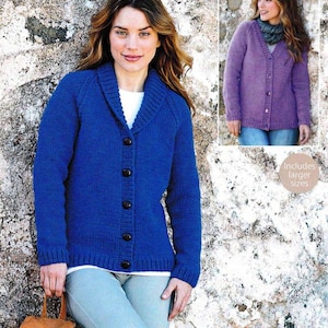 Puede incluir: Un cárdigan de punto azul con cuello chal y cierre de botones. El cárdigan se muestra en una modelo con una mochila de cuero marrón. El texto "Includes larger sizes" es visible en la imagen.