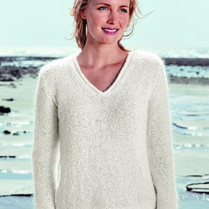 Könnte beinhalten: Ein weißer Strickpullover mit V-Ausschnitt und langen Ärmeln. Der Pullover ist aus einem weichen, leichten Material gefertigt und hat eine lockere Passform.