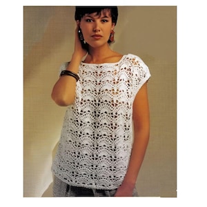 Könnte beinhalten: Weißes Häkeltop mit einem gewellten Design. Das Top hat kurze Ärmel und einen runden Ausschnitt.
