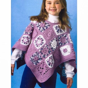 Puede incluir: Un poncho de crochet morado con un patrón geométrico blanco y azul. El poncho está hecho de cuadrados con diferentes diseños y lo lleva una niña.