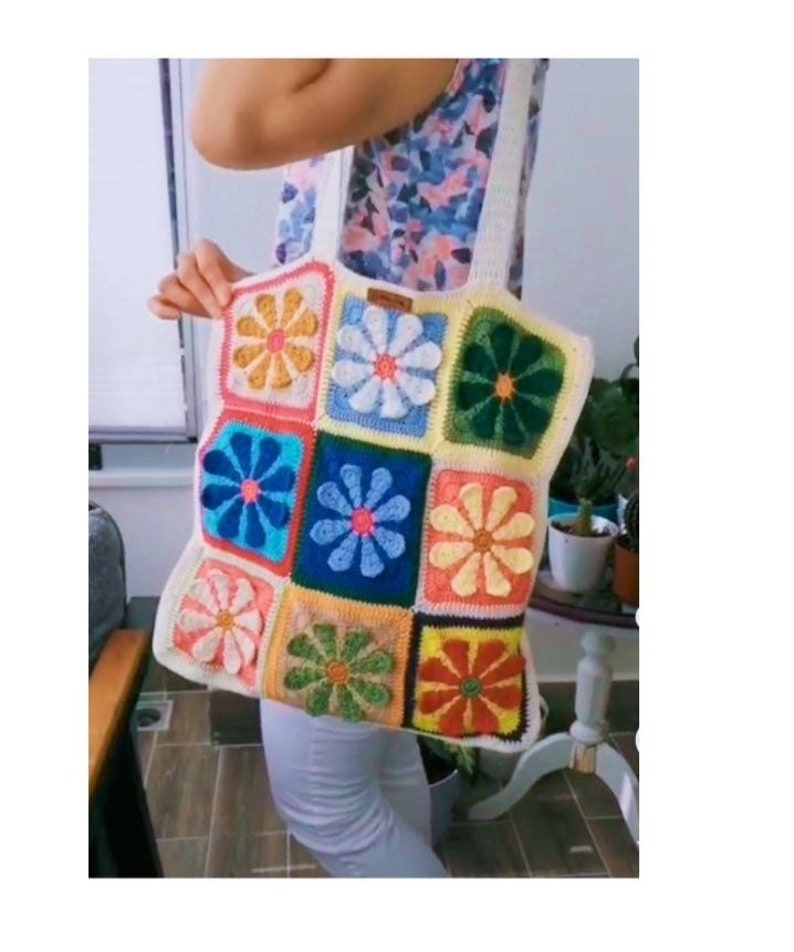 Crochet bag , granny square bag , crochet daisy bag , tote crochet pattern, flower crochet bag image 2