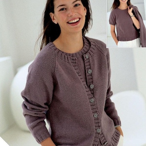 Op de afbeelding: Een paarse cardigan met knopen en lange mouwen. De cardigan is gemaakt met een crêpe-dubbelbreitechniek. Het patroon bevat instructies voor grotere maten. Het patroonnummer is 5052. De tekst "Wash'n'Wear" en "Sirdar" is ook zichtbaar.