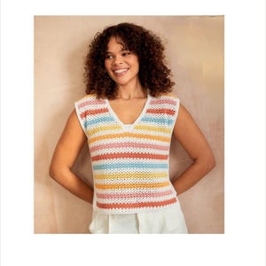 Pode incluir: Um top de crochê sem mangas com decote em V e listras horizontais coloridas em tons de rosa, azul, amarelo e laranja.