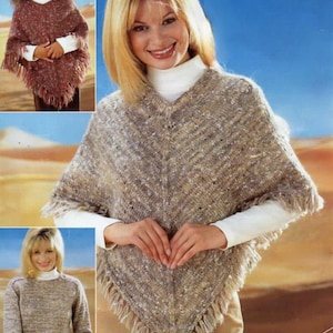Könnte beinhalten: Ein gestricktes Poncho mit Fransenbordüre in beige und braunen Farbtönen. Das Poncho wird von einer Frau mit blonden Haaren getragen. Der Text "Knitted from 1 ball" ist am unteren Bildrand sichtbar.