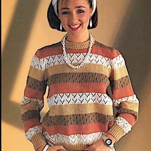 Puede incluir: Un suéter a rayas con un esquema de color blanco, beige, marrón y rosa. El suéter tiene un patrón de encaje y está hecho con doble tejido. El suéter se muestra en una modelo que lleva una diadema blanca y una falda blanca. El texto "DOUBLE KNITTING 32-38 inch 81-97 cm" se muestra en la parte superior de la imagen.