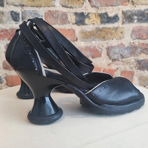 Vintage 90s John Fluevog stożkowe sandały na platformie z odkrytymi palcami w kolorze czarnym ze skóry