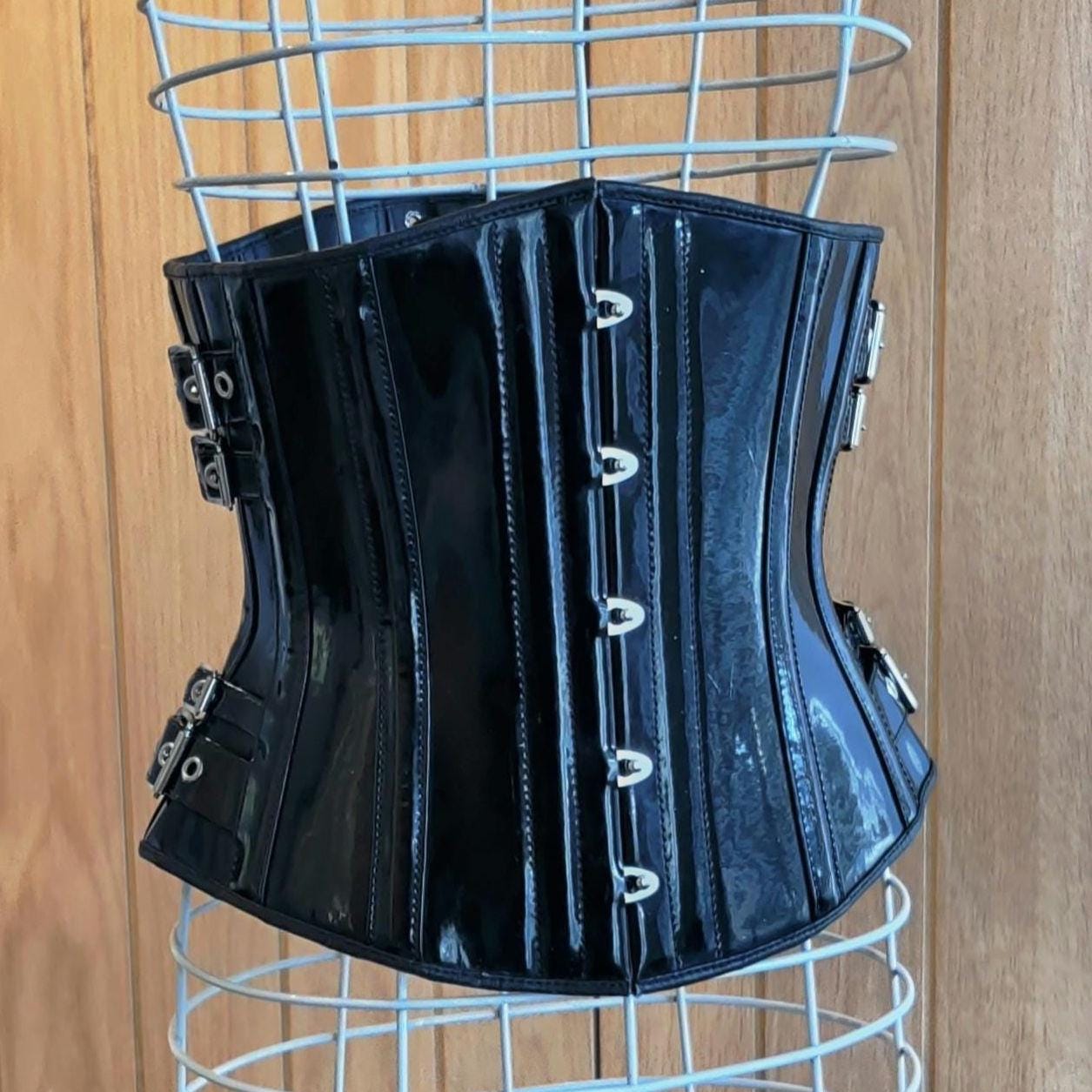 Hi-GERMANWEARS Dames zwart en rood patent PVC vinyl overbust korset gothic steampunk vetersluiting bustier top sexy taille trainer body shaper Victoriaanse stijl, rood, XS Hi-GERMANWEARS Dames zwart en rood patent PVC vinyl overbust korset gothic steampunk vetersluiting bustier top sexy taille trainer body shaper Victoriaanse stijl, rood, XS